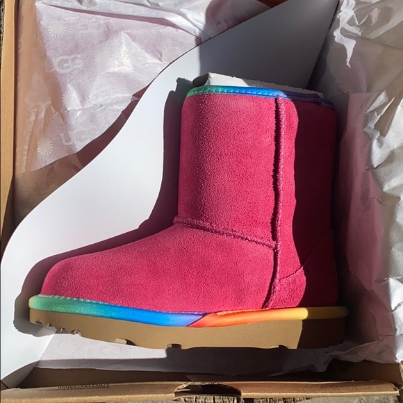 UGG Rainbow Genuine Shearling Lined Boot - Picture 11 of 11